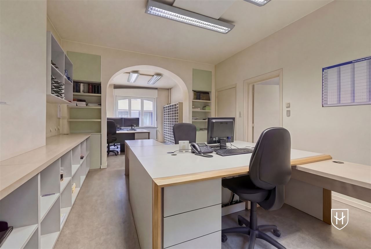 Immeuble de bureaux de caractère doté d'un grand parking privé, bénéficiant d'un emplacement extrêmement central à Maasmechelen