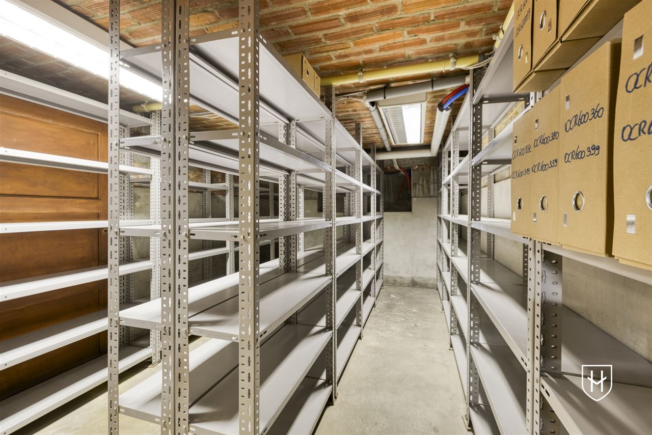 Immeuble de bureaux de caractère doté d'un grand parking privé, bénéficiant d'un emplacement extrêmement central à Maasmechelen
