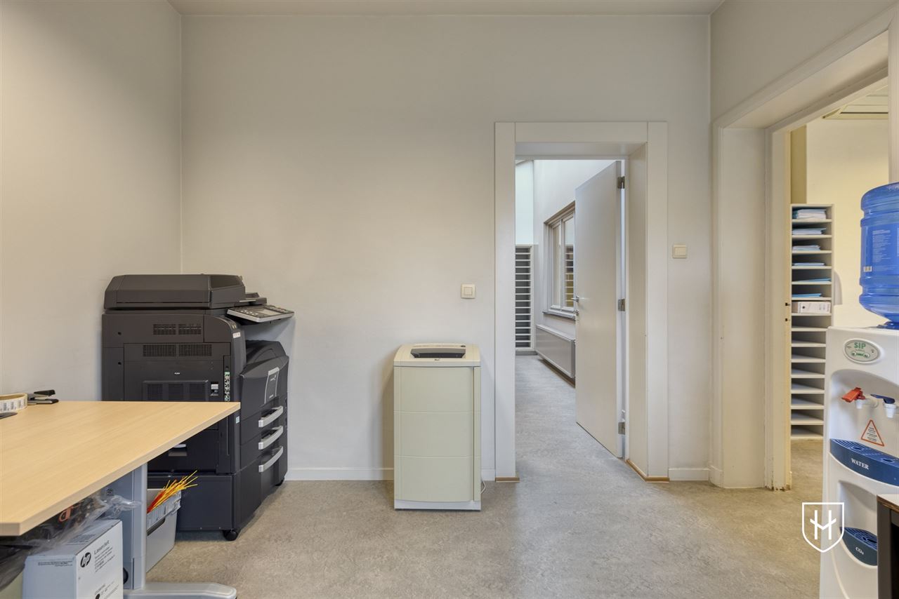 Immeuble de bureaux de caractère doté d'un grand parking privé, bénéficiant d'un emplacement extrêmement central à Maasmechelen