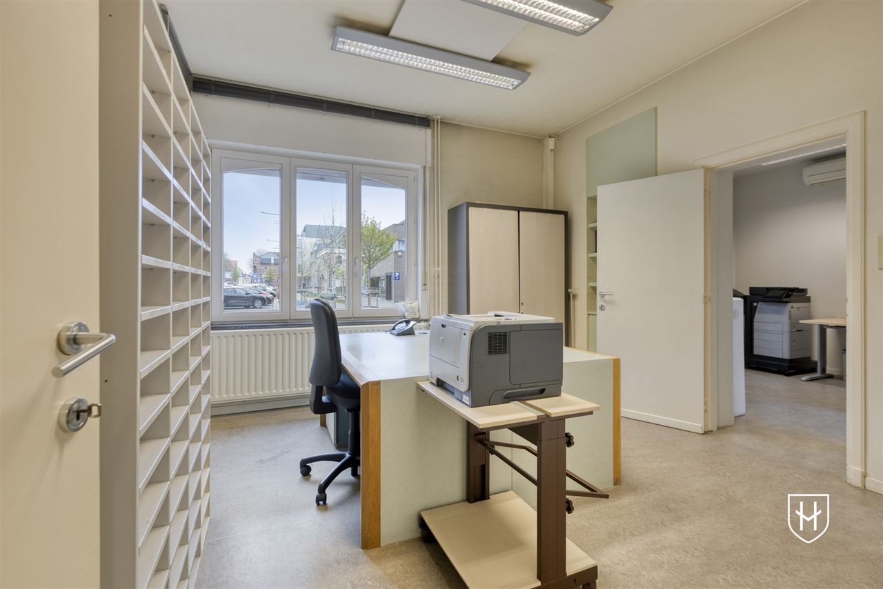 Immeuble de bureaux de caractère doté d'un grand parking privé, bénéficiant d'un emplacement extrêmement central à Maasmechelen