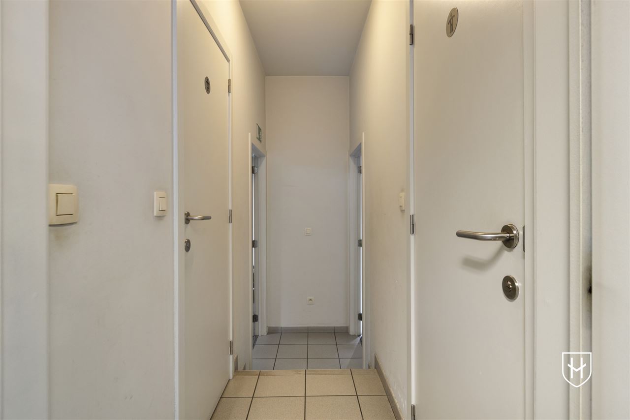 Immeuble de bureaux de caractère doté d'un grand parking privé, bénéficiant d'un emplacement extrêmement central à Maasmechelen