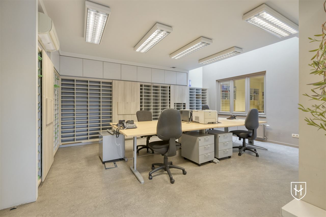 Immeuble de bureaux de caractère doté d'un grand parking privé, bénéficiant d'un emplacement extrêmement central à Maasmechelen