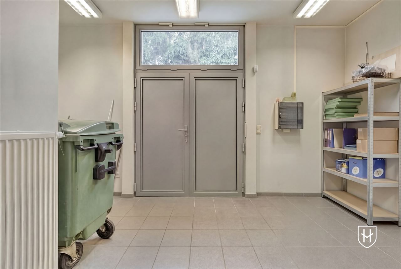Immeuble de bureaux de caractère doté d'un grand parking privé, bénéficiant d'un emplacement extrêmement central à Maasmechelen