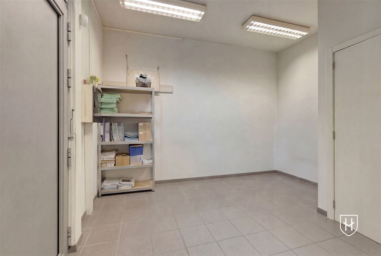 Immeuble de bureaux de caractère doté d'un grand parking privé, bénéficiant d'un emplacement extrêmement central à Maasmechelen