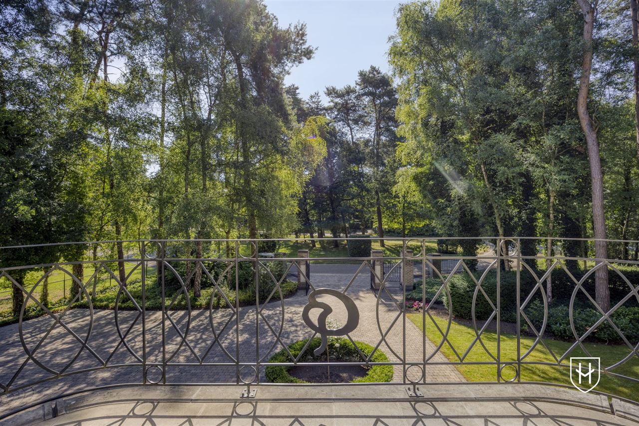 Exclusieve, royale villa in prestigieuze villawijk te Maasmechelen gelegen op een prachtig perceel van 3.859 m², grenzend aan een bosrijk natuurgebied.