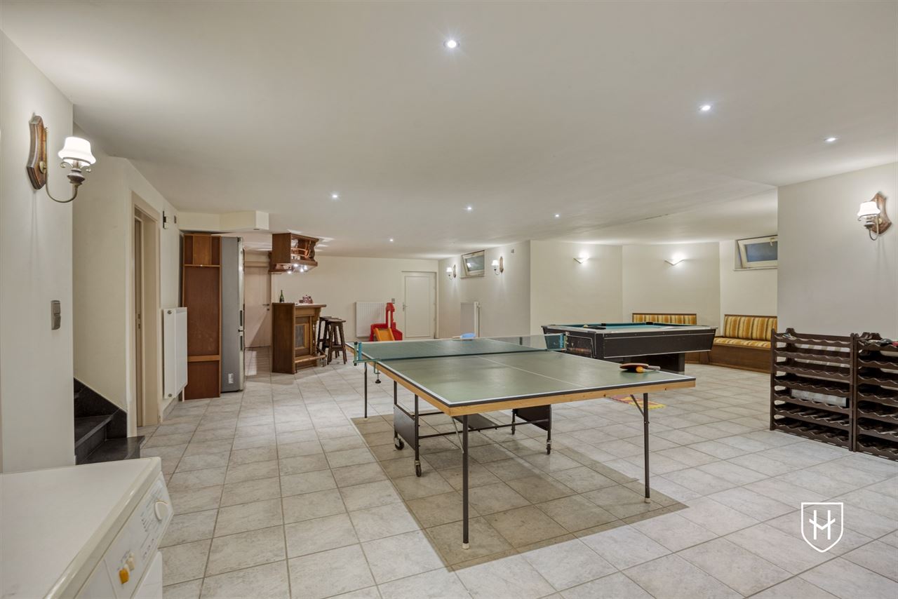 Exclusieve, royale villa in prestigieuze villawijk te Maasmechelen gelegen op een prachtig perceel van 3.859 m², grenzend aan een bosrijk natuurgebied.