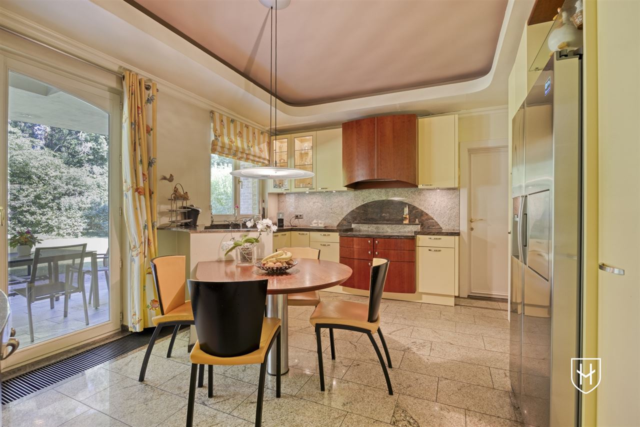 Exclusieve, royale villa in prestigieuze villawijk te Maasmechelen gelegen op een prachtig perceel van 3.859 m², grenzend aan een bosrijk natuurgebied.