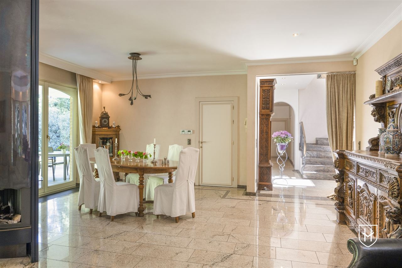 Exclusieve, royale villa in prestigieuze villawijk te Maasmechelen gelegen op een prachtig perceel van 3.859 m², grenzend aan een bosrijk natuurgebied.