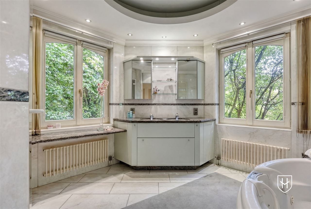 Exclusieve, royale villa in prestigieuze villawijk te Maasmechelen gelegen op een prachtig perceel van 3.859 m², grenzend aan een bosrijk natuurgebied.