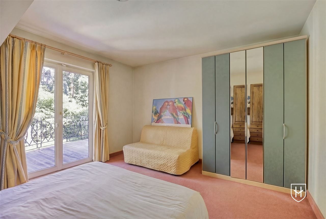 Exclusieve, royale villa in prestigieuze villawijk te Maasmechelen gelegen op een prachtig perceel van 3.859 m², grenzend aan een bosrijk natuurgebied.