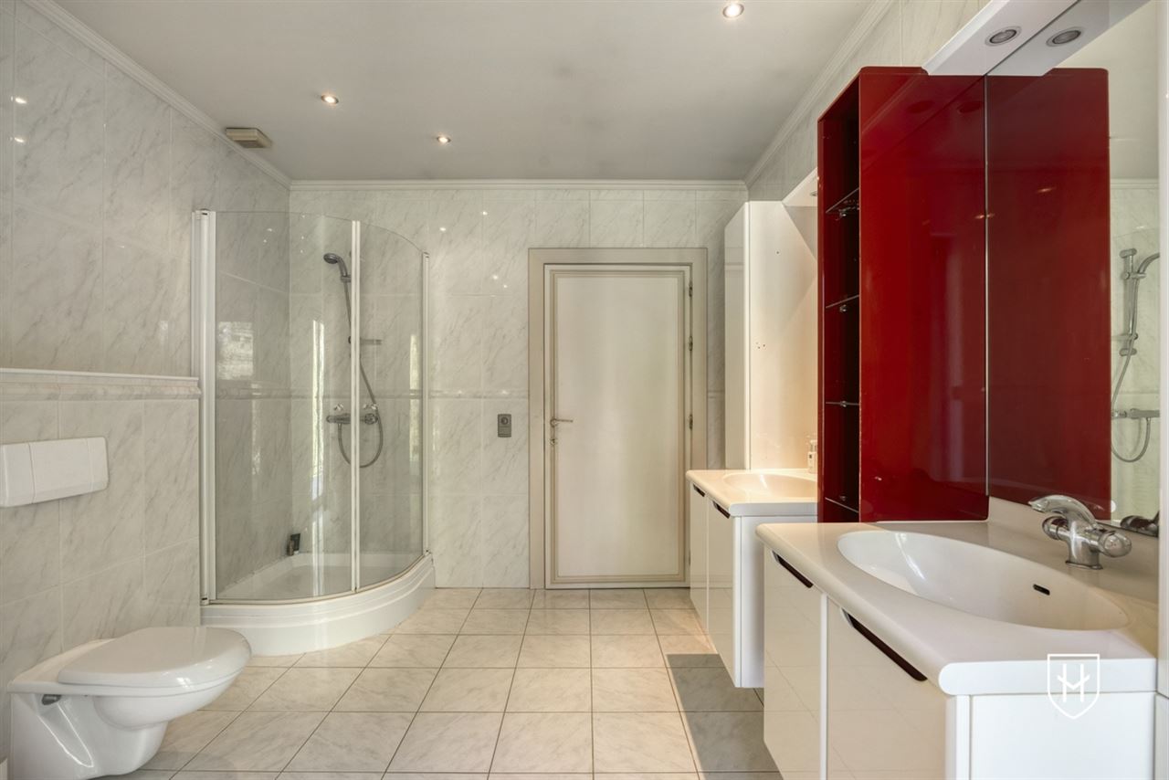 Exclusieve, royale villa in prestigieuze villawijk te Maasmechelen gelegen op een prachtig perceel van 3.859 m², grenzend aan een bosrijk natuurgebied.