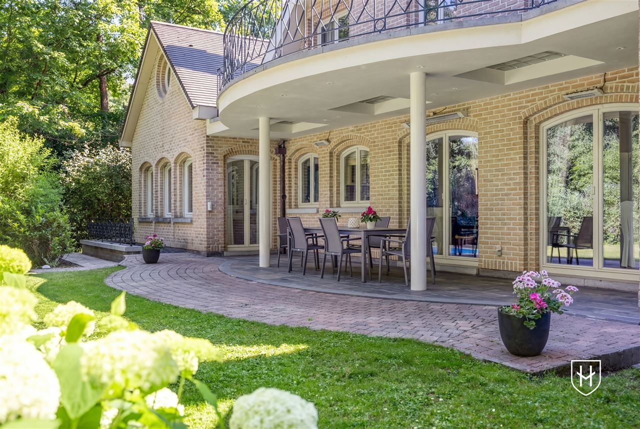 Exclusieve, royale villa in prestigieuze villawijk te Maasmechelen gelegen op een prachtig perceel van 3.859 m², grenzend aan een bosrijk natuurgebied.