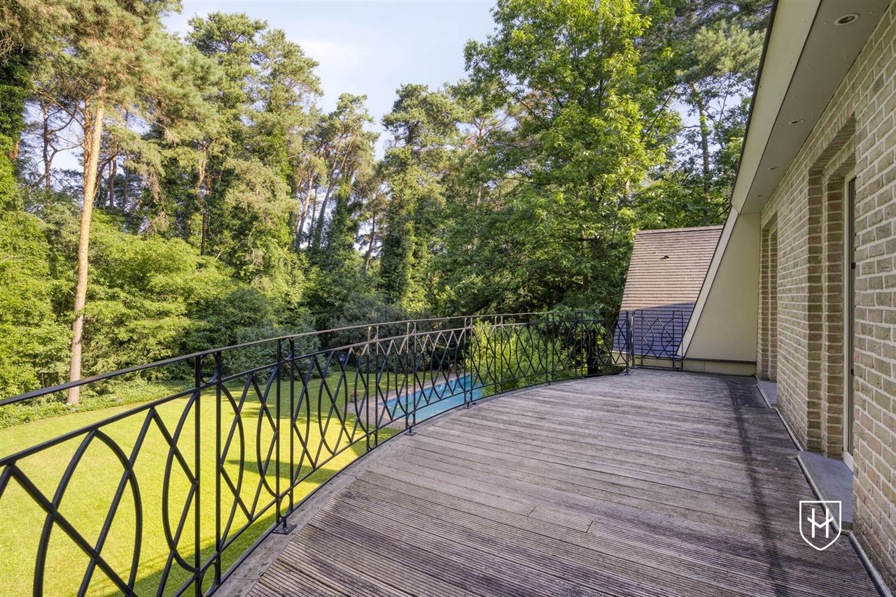 Exclusieve, royale villa in prestigieuze villawijk te Maasmechelen gelegen op een prachtig perceel van 3.859 m², grenzend aan een bosrijk natuurgebied.
