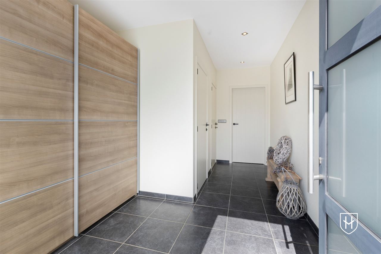 Royale (kangoeroe)woning met paardenweide, 6 slaapkamers, riant souterrain en dubbele garage, op een unieke locatie aan de bosrand van Lanaken-Gellik