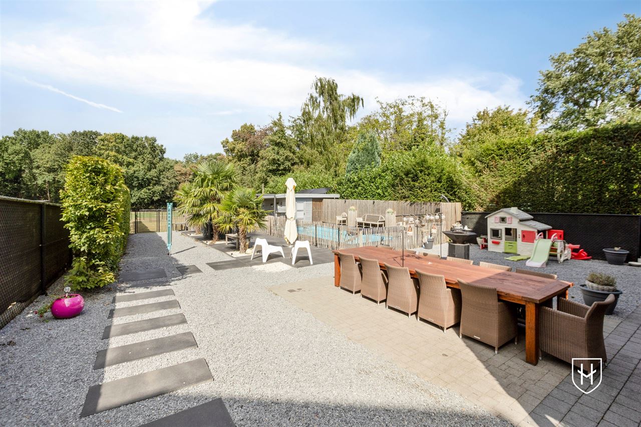 Royale (kangoeroe)woning met paardenweide, 6 slaapkamers, riant souterrain en dubbele garage, op een unieke locatie aan de bosrand van Lanaken-Gellik