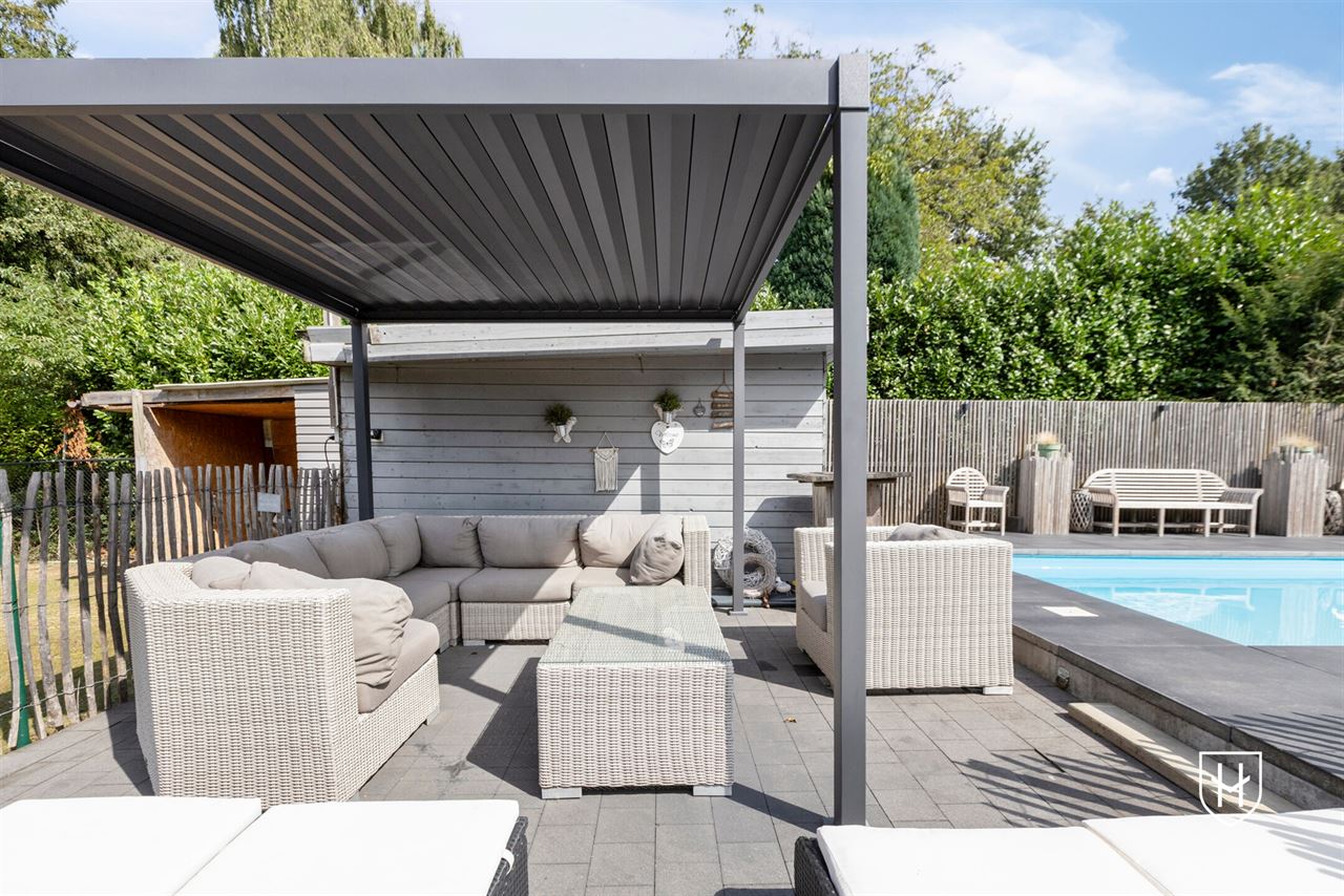 Royale (kangoeroe)woning met paardenweide, 6 slaapkamers, riant souterrain en dubbele garage, op een unieke locatie aan de bosrand van Lanaken-Gellik