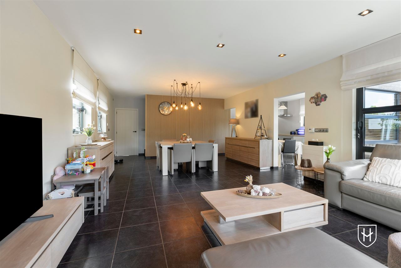 Royale (kangoeroe)woning met paardenweide, 6 slaapkamers, riant souterrain en dubbele garage, op een unieke locatie aan de bosrand van Lanaken-Gellik