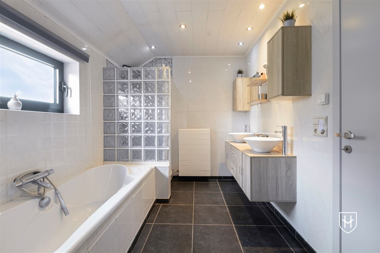 Royale (kangoeroe)woning met paardenweide, 6 slaapkamers, riant souterrain en dubbele garage, op een unieke locatie aan de bosrand van Lanaken-Gellik