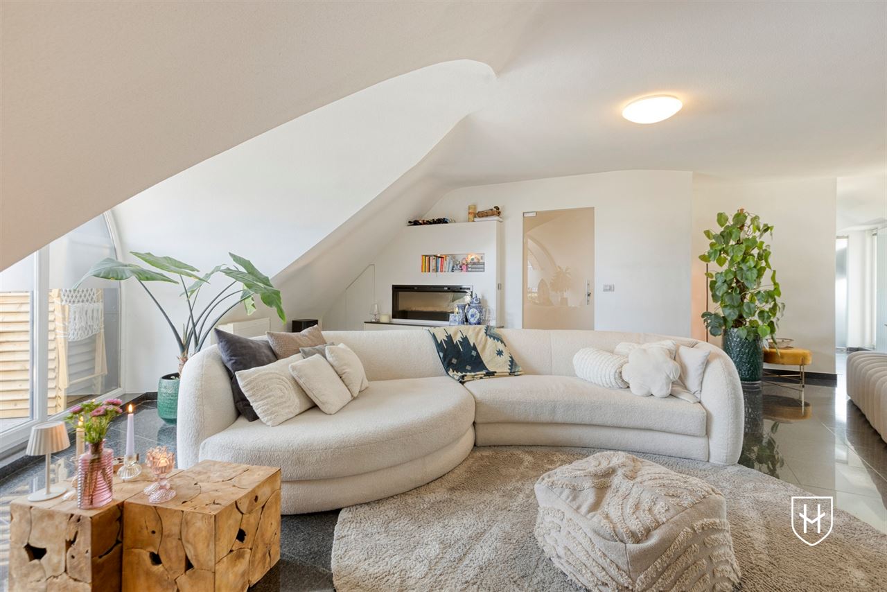 Smaakvol design-penthouse met autostandplaats en twee terrassen, mooi gelegen nabij het centrum van Lanaken