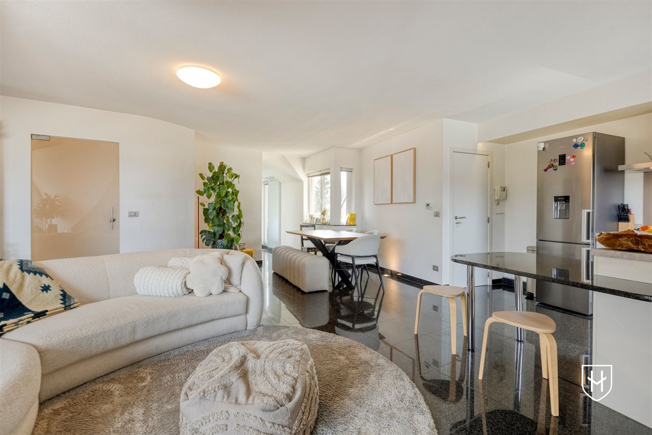 Smaakvol design-penthouse met autostandplaats en twee terrassen, mooi gelegen nabij het centrum van Lanaken
