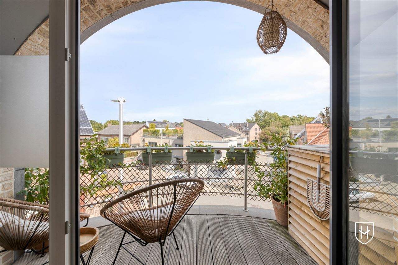 Smaakvol design-penthouse met autostandplaats en twee terrassen, mooi gelegen nabij het centrum van Lanaken