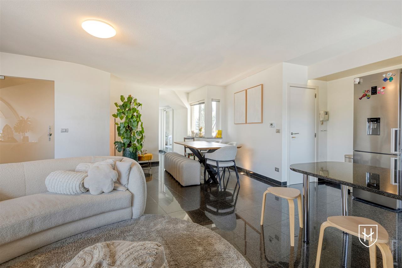 Smaakvol design-penthouse met autostandplaats en twee terrassen, mooi gelegen nabij het centrum van Lanaken
