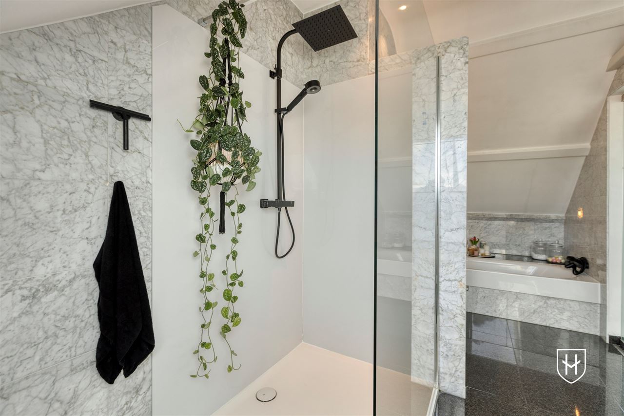 Smaakvol design-penthouse met autostandplaats en twee terrassen, mooi gelegen nabij het centrum van Lanaken