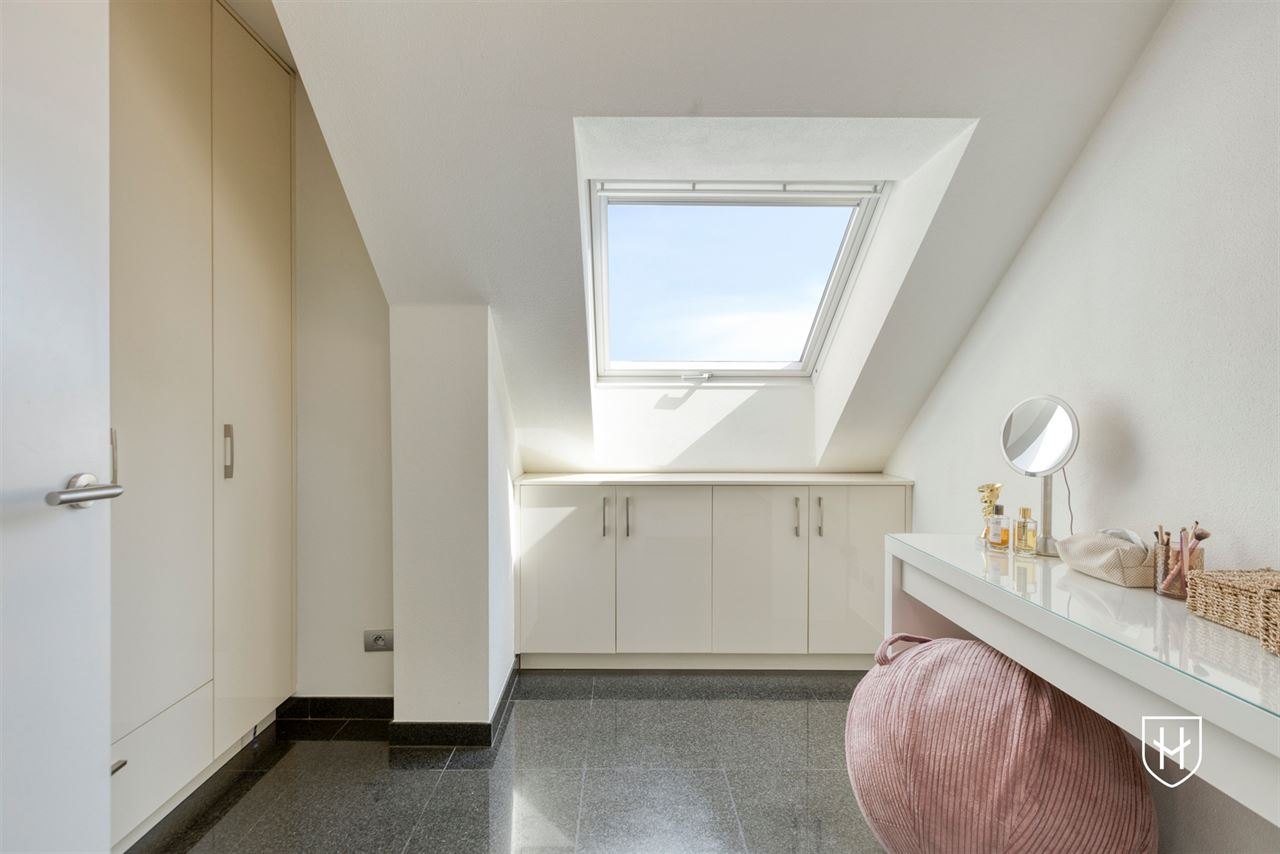 Smaakvol design-penthouse met autostandplaats en twee terrassen, mooi gelegen nabij het centrum van Lanaken