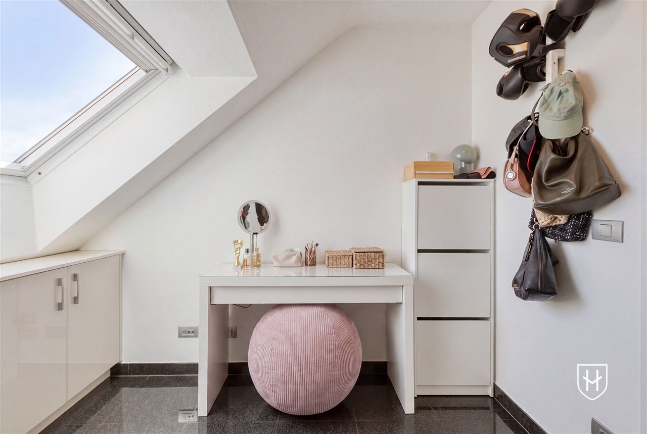 Smaakvol design-penthouse met autostandplaats en twee terrassen, mooi gelegen nabij het centrum van Lanaken
