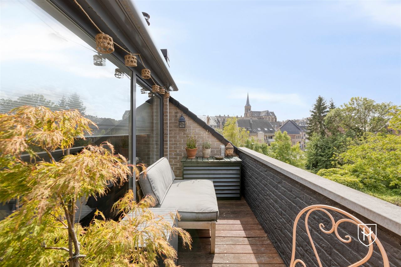 Smaakvol design-penthouse met autostandplaats en twee terrassen, mooi gelegen nabij het centrum van Lanaken