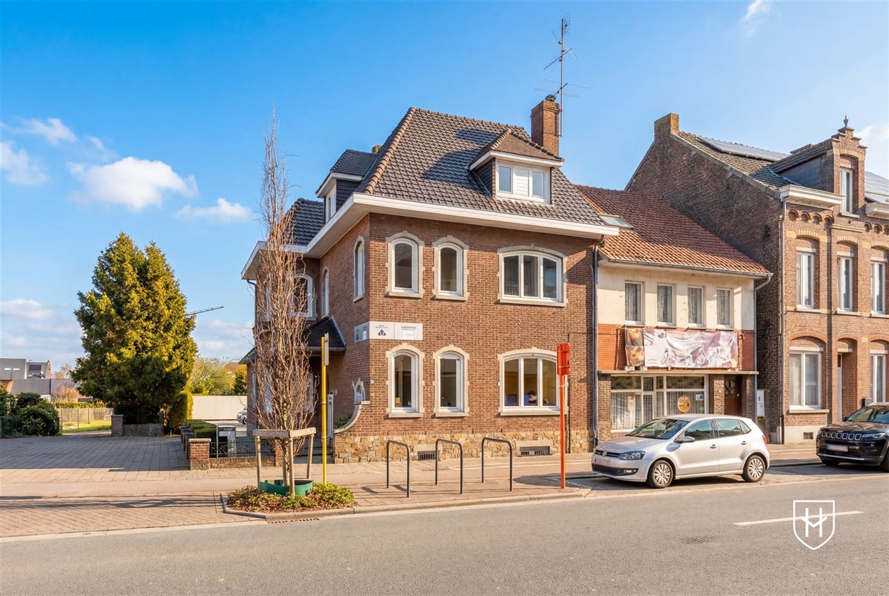 Immeuble de bureaux de caractère doté d'un grand parking privé, bénéficiant d'un emplacement extrêmement central à Maasmechelen