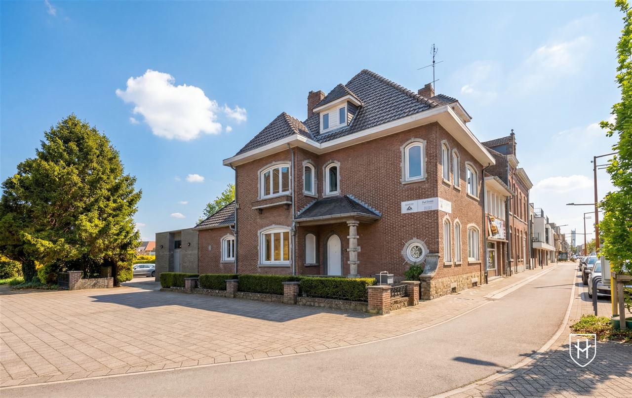 Immeuble de bureaux de caractère doté d'un grand parking privé, bénéficiant d'un emplacement extrêmement central à Maasmechelen
