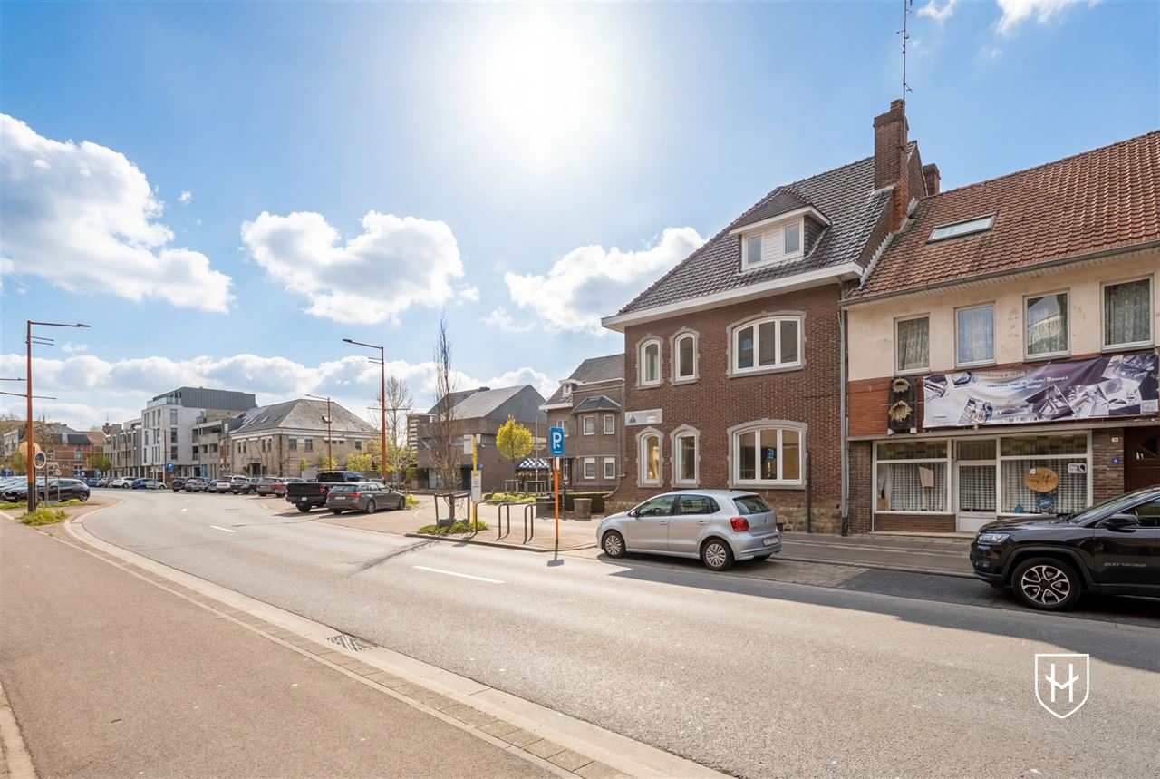 Immeuble de bureaux de caractère doté d'un grand parking privé, bénéficiant d'un emplacement extrêmement central à Maasmechelen