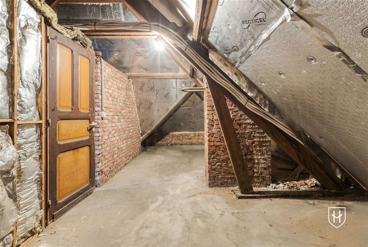 Immeuble de bureaux de caractère doté d'un grand parking privé, bénéficiant d'un emplacement extrêmement central à Maasmechelen