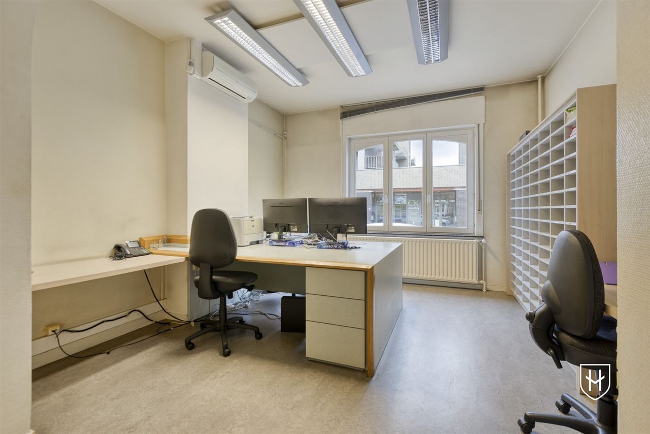 Immeuble de bureaux de caractère doté d'un grand parking privé, bénéficiant d'un emplacement extrêmement central à Maasmechelen