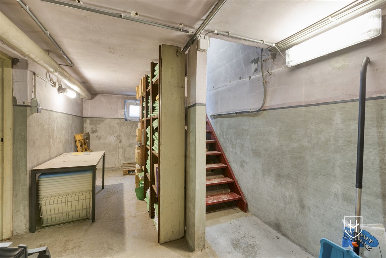 Immeuble de bureaux de caractère doté d'un grand parking privé, bénéficiant d'un emplacement extrêmement central à Maasmechelen