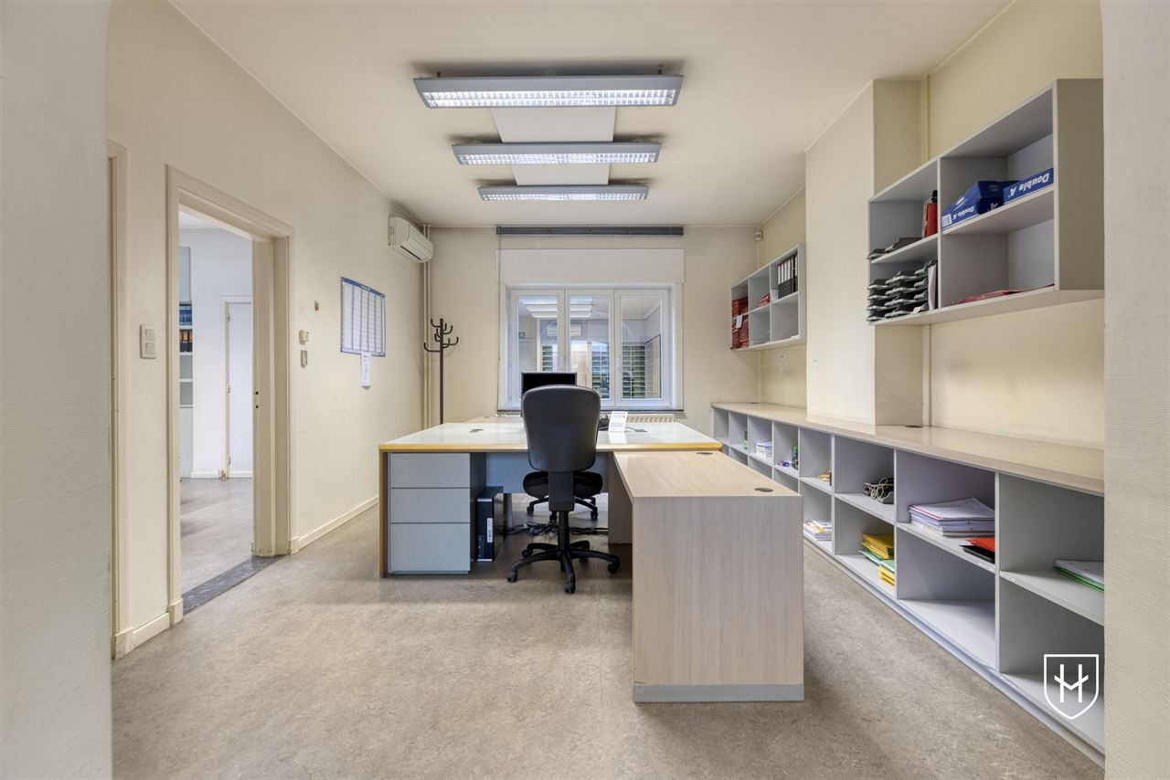 Immeuble de bureaux de caractère doté d'un grand parking privé, bénéficiant d'un emplacement extrêmement central à Maasmechelen