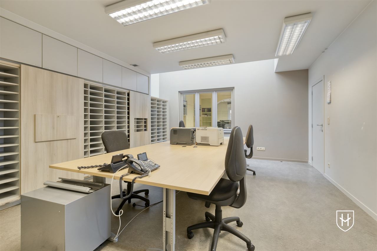 Immeuble de bureaux de caractère doté d'un grand parking privé, bénéficiant d'un emplacement extrêmement central à Maasmechelen