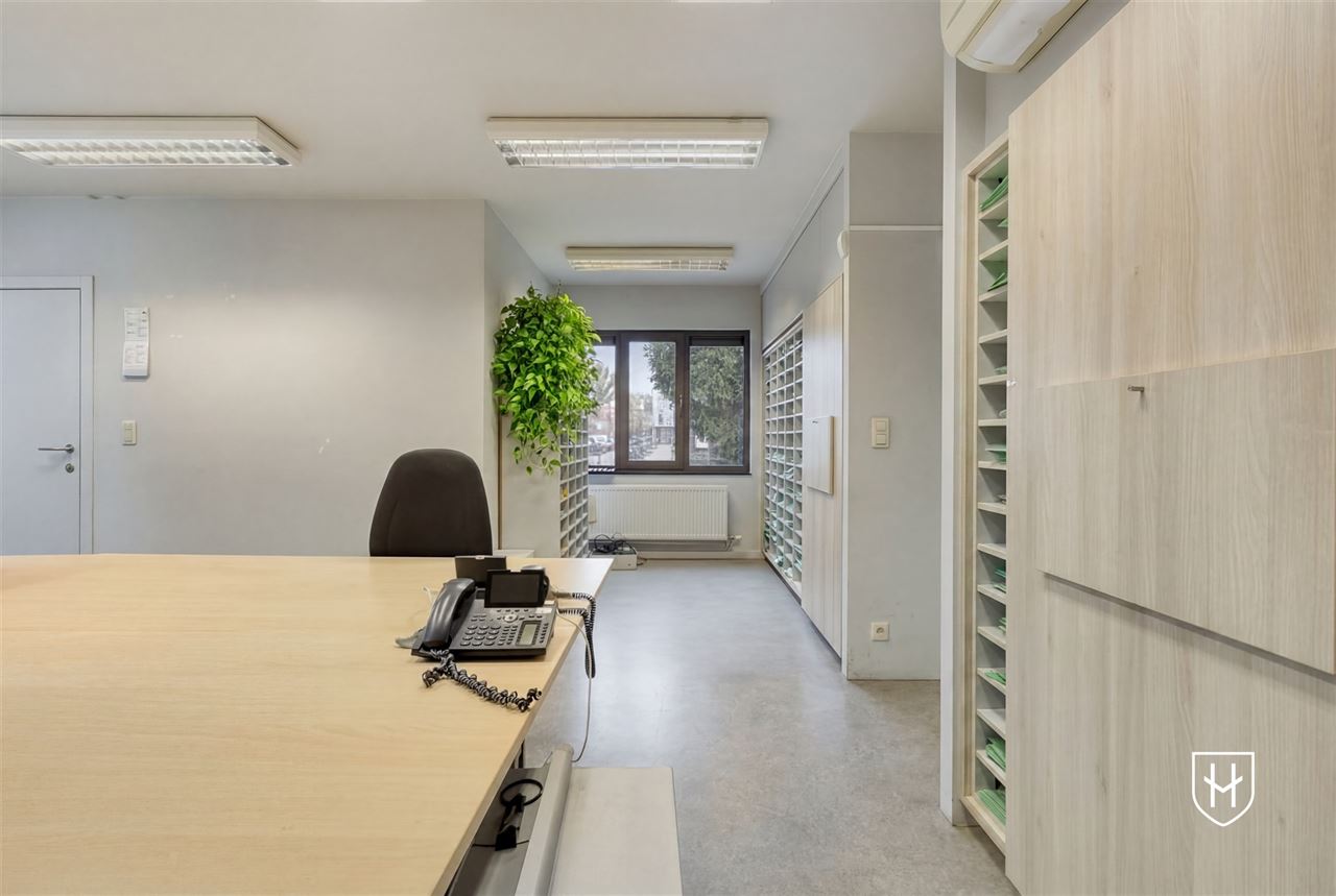 Immeuble de bureaux de caractère doté d'un grand parking privé, bénéficiant d'un emplacement extrêmement central à Maasmechelen