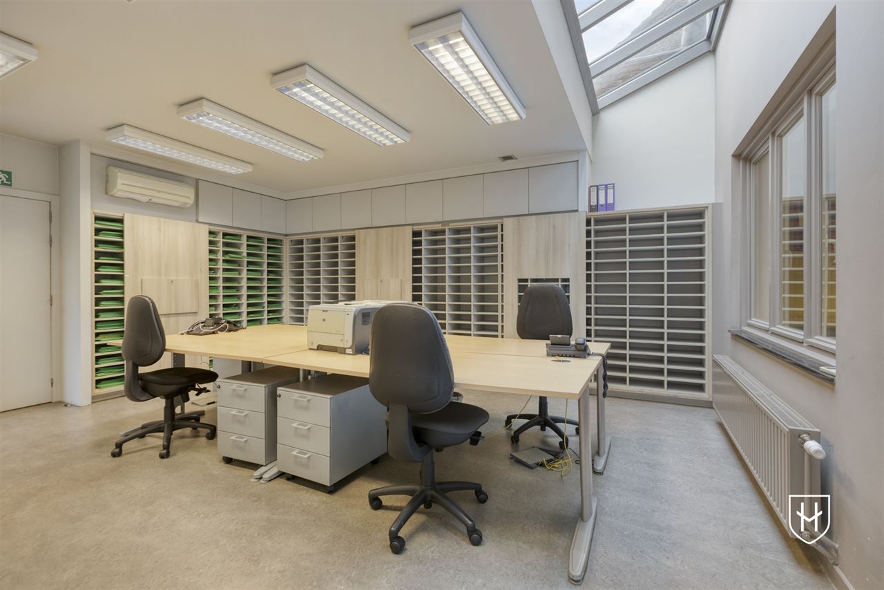 Immeuble de bureaux de caractère doté d'un grand parking privé, bénéficiant d'un emplacement extrêmement central à Maasmechelen