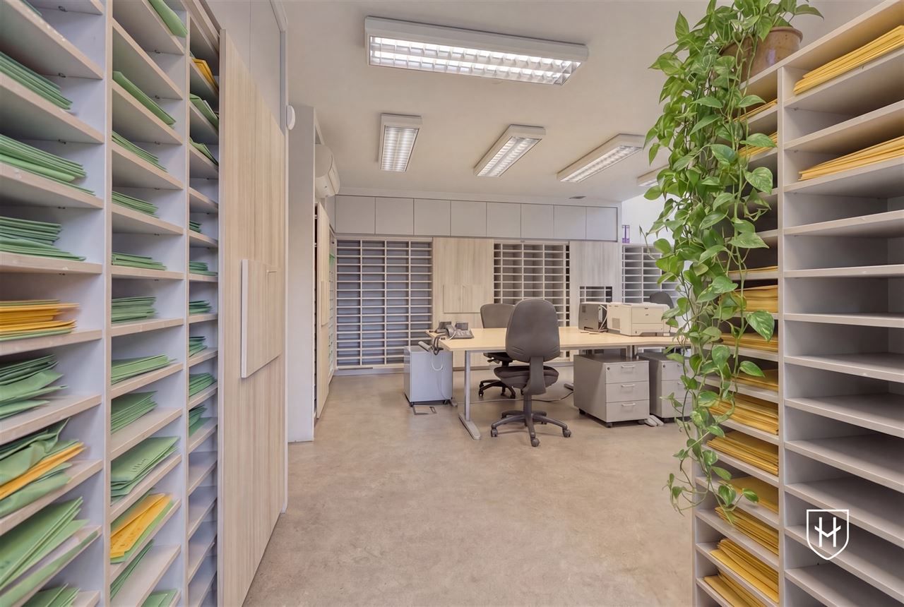 Immeuble de bureaux de caractère doté d'un grand parking privé, bénéficiant d'un emplacement extrêmement central à Maasmechelen