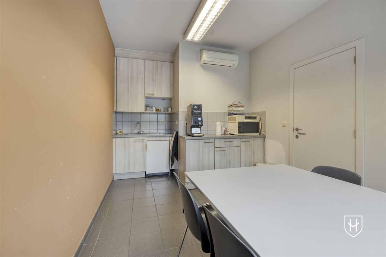 Immeuble de bureaux de caractère doté d'un grand parking privé, bénéficiant d'un emplacement extrêmement central à Maasmechelen