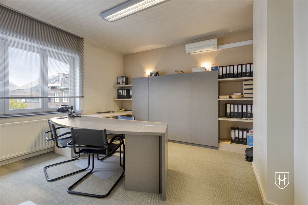 Immeuble de bureaux de caractère doté d'un grand parking privé, bénéficiant d'un emplacement extrêmement central à Maasmechelen
