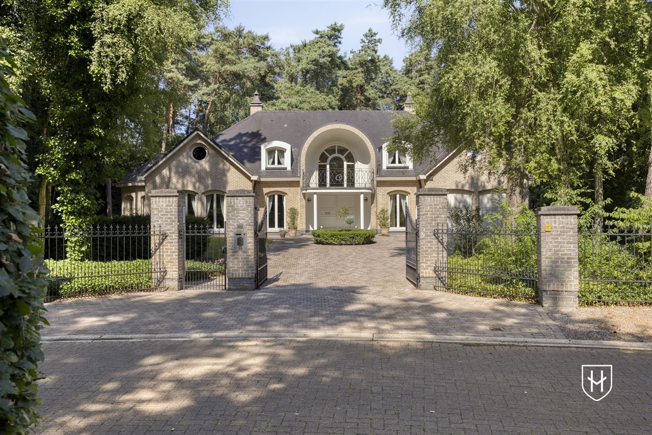 Exclusieve, royale villa in prestigieuze villawijk te Maasmechelen gelegen op een prachtig perceel van 3.859 m², grenzend aan een bosrijk natuurgebied.