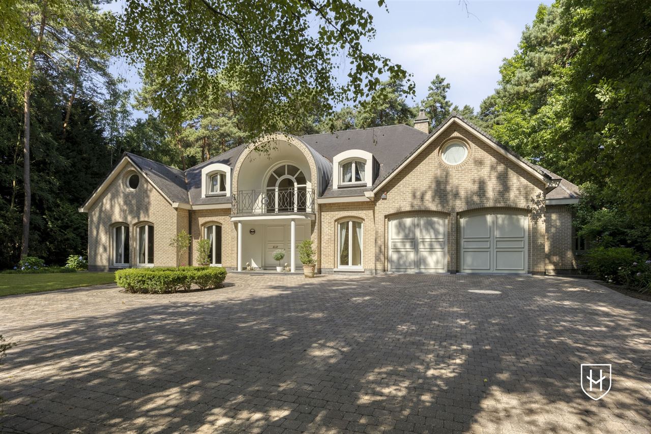 Exclusieve, royale villa in prestigieuze villawijk te Maasmechelen gelegen op een prachtig perceel van 3.859 m², grenzend aan een bosrijk natuurgebied.