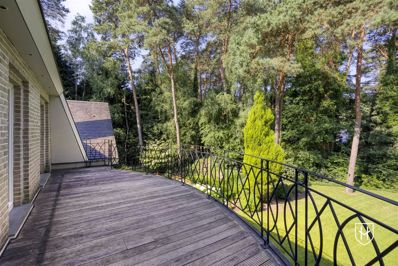 Exclusieve, royale villa in prestigieuze villawijk te Maasmechelen gelegen op een prachtig perceel van 3.859 m², grenzend aan een bosrijk natuurgebied.