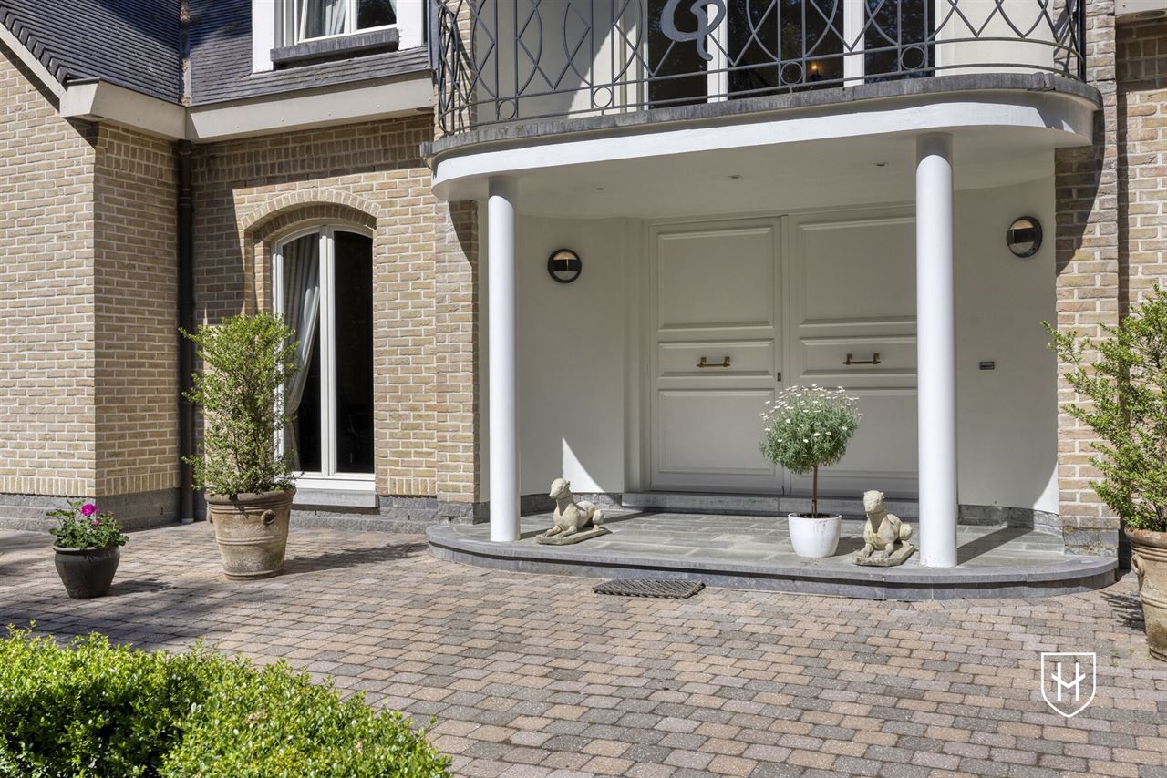 Exclusieve, royale villa in prestigieuze villawijk te Maasmechelen gelegen op een prachtig perceel van 3.859 m², grenzend aan een bosrijk natuurgebied.
