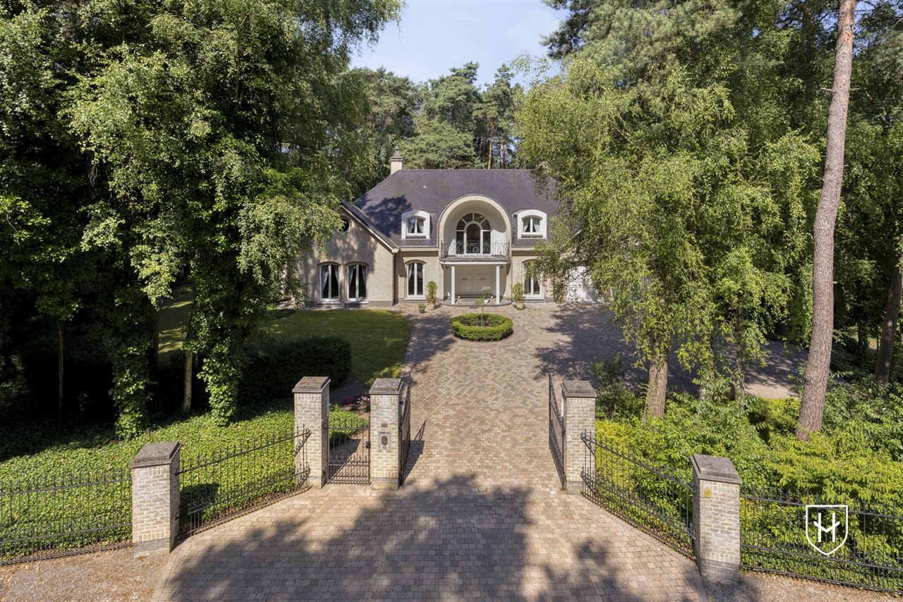 Exclusieve, royale villa in prestigieuze villawijk te Maasmechelen gelegen op een prachtig perceel van 3.859 m², grenzend aan een bosrijk natuurgebied.