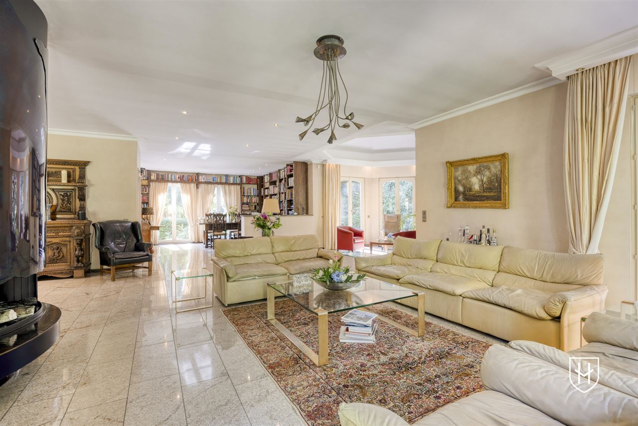 Exclusieve, royale villa in prestigieuze villawijk te Maasmechelen gelegen op een prachtig perceel van 3.859 m², grenzend aan een bosrijk natuurgebied.