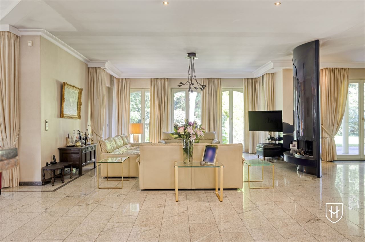 Exclusieve, royale villa in prestigieuze villawijk te Maasmechelen gelegen op een prachtig perceel van 3.859 m², grenzend aan een bosrijk natuurgebied.
